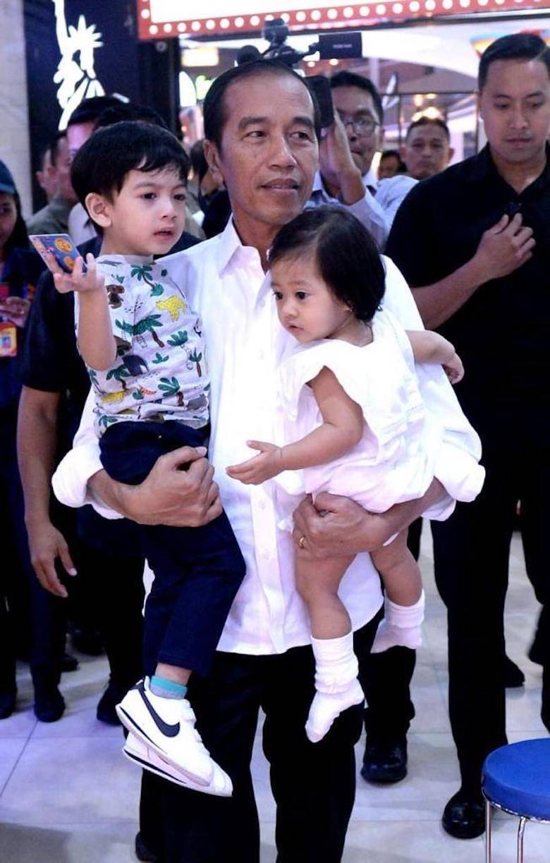 Simbah Jokowi dan Cucu Tercinta