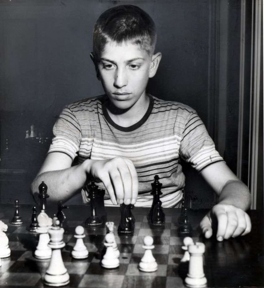 Mengenal Bobby Fischer [1] Belajar Catur dari Petunjuk Papan Catur Plastik