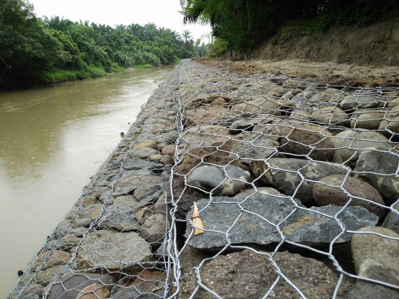 Memanfaatkan Kawat Bronjong untuk Mencegah Banjir di Desa