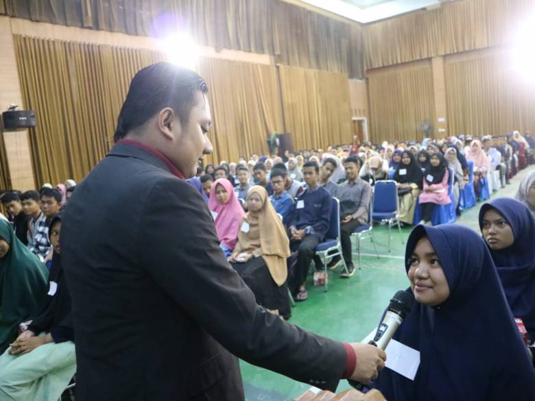 Seminar Bahasa Inggris oleh Karya Inspirasi Indonesia Sukses di Padang Panjang