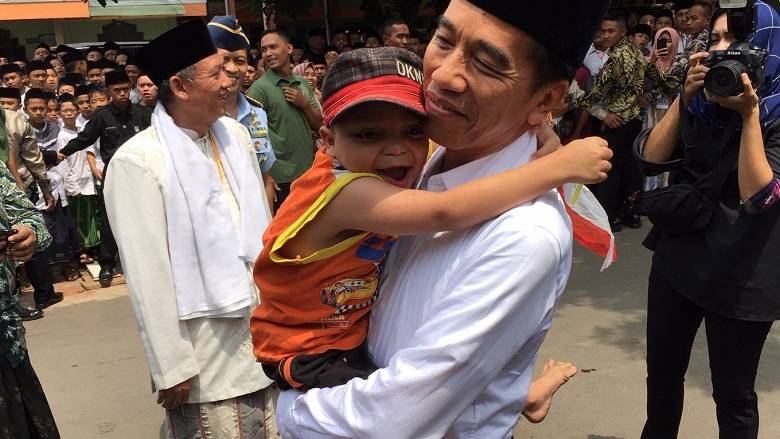 Momen Mengharukan Jokowi Menggendong Anak Berkebutuhan Khusus