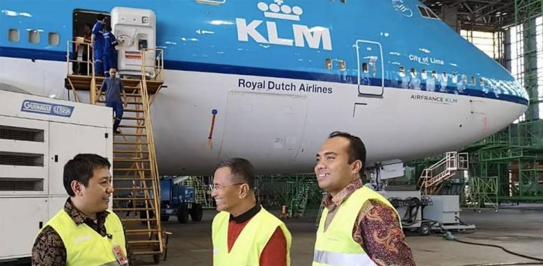 Pesawat Terbang di Langit Biru, Warna Kuning di MCC