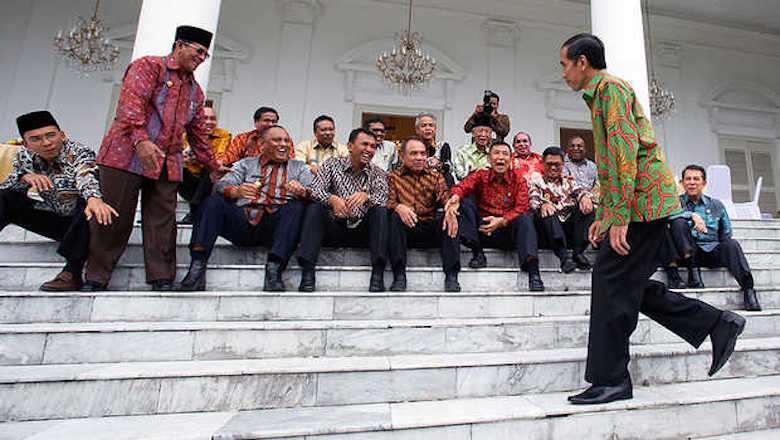 Jokowi Dikelilingi Raja-raja Kecil