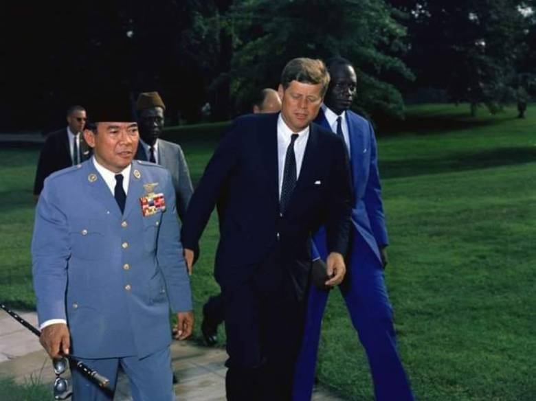 Irian Barat, Antara Bingungnya Kennedy dan Keras Kepalanya Sukarno