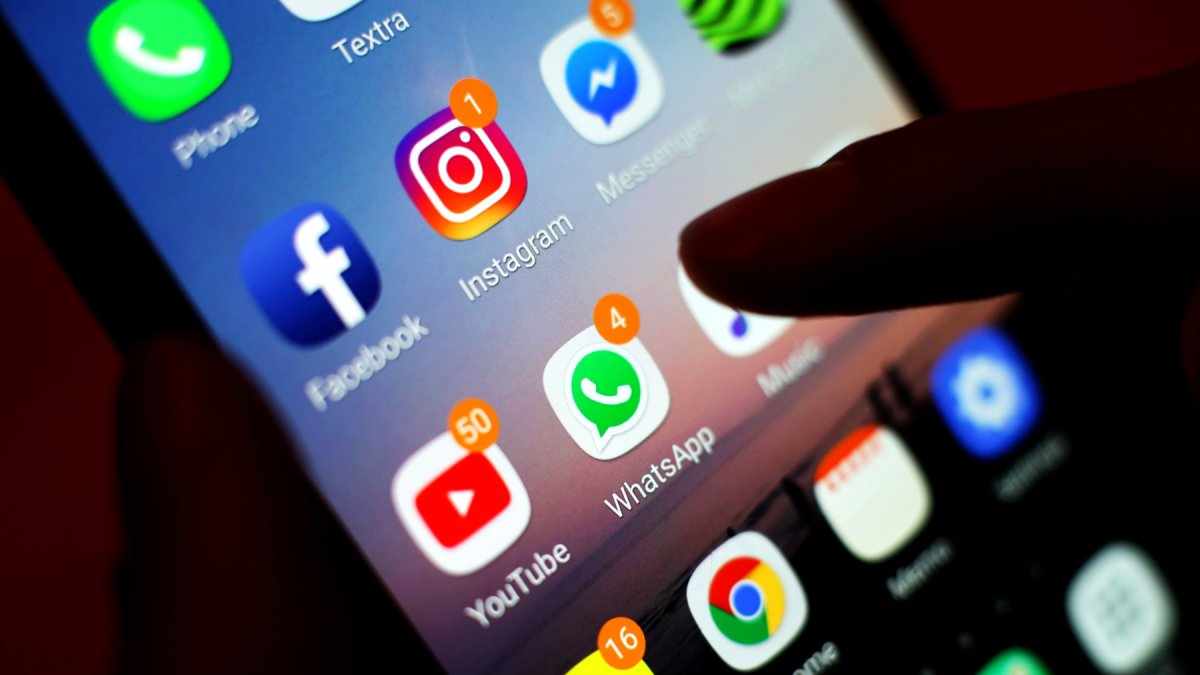 Mengarungi Lautan Media Sosial di Antara Pusaran dan Ranjau
