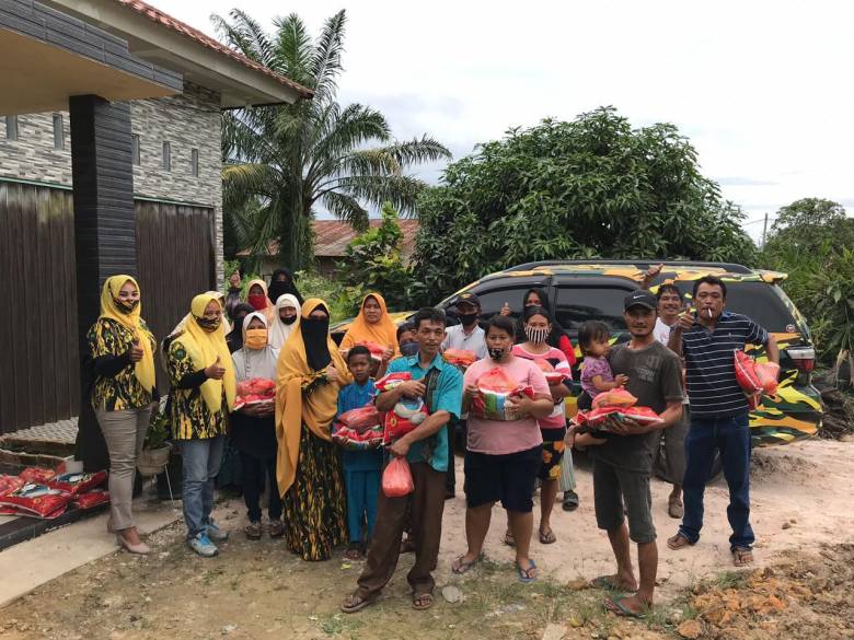 Awali 2021, Srikandi AMPG Riau Bagikan Sembako Untuk Masyarakat Pekanbaru