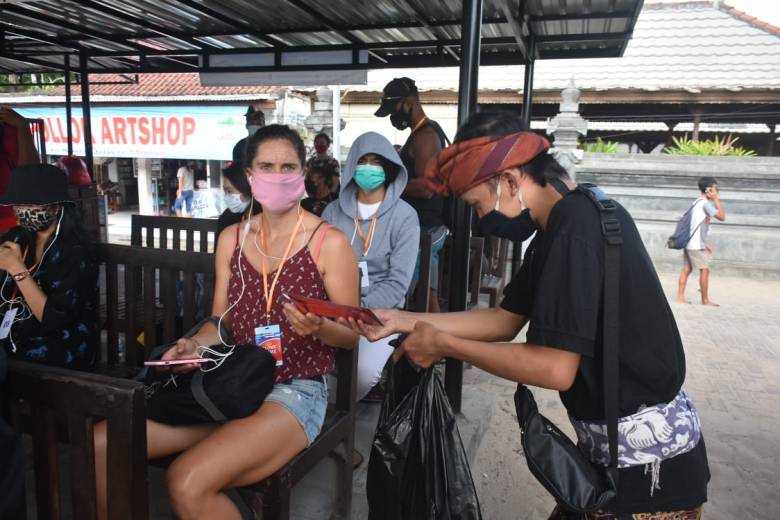 Wujud Edukasi Prokes, Forkom Antar Media Bali Bangkit Bagikan 5000 Masker