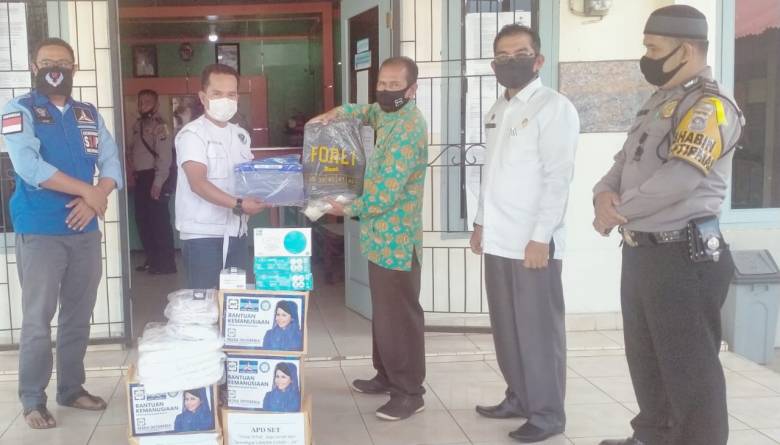 Dukung Tenaga Medis Saat New Normal, Politisi Demokrat Rezka Oktoberia Salurkan Bantuan APD ke Tenaga Medis di Sumatera Barat
