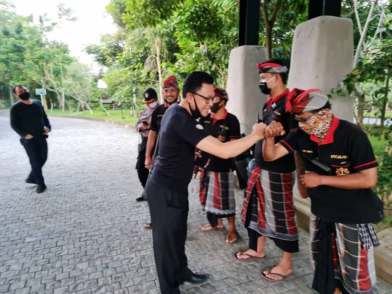 Tonton Pertandingan Bola, Deputi BIN Cek Penerapan Prokes di Bali