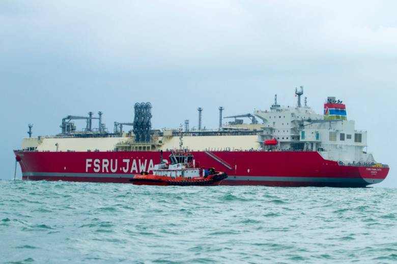 Kapal FSRU Jawa Satu Bersandar di Pelabuhan Patimban, Subang