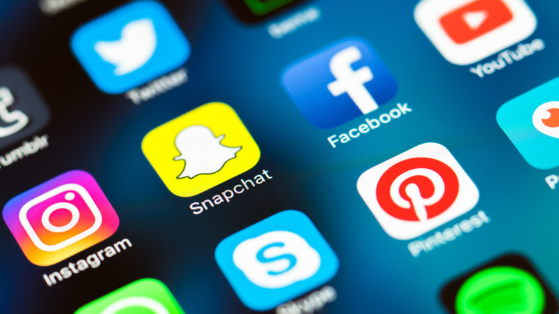 Fenomena Media Sosial, Jempol Kita Yang Latah dan Nakal