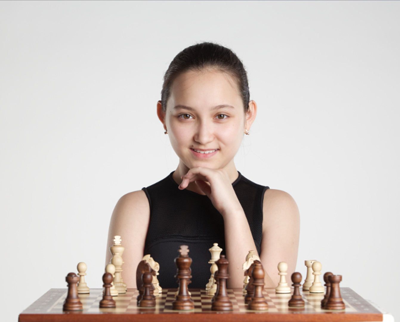 Gadis Molek Asal Kazakhstan Ini Juara Dunia Catur Junior 2017