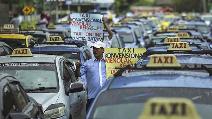 Balada Taksi Online, Dibebani Aturan dan Dimusuhi Sopir Konvensional