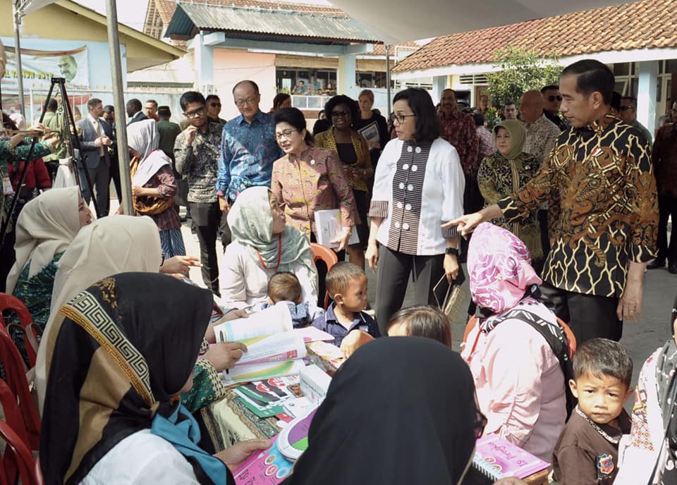Presiden Joko Widodo dan Presiden Bank Dunia Blusukan ke Desa Tangkil