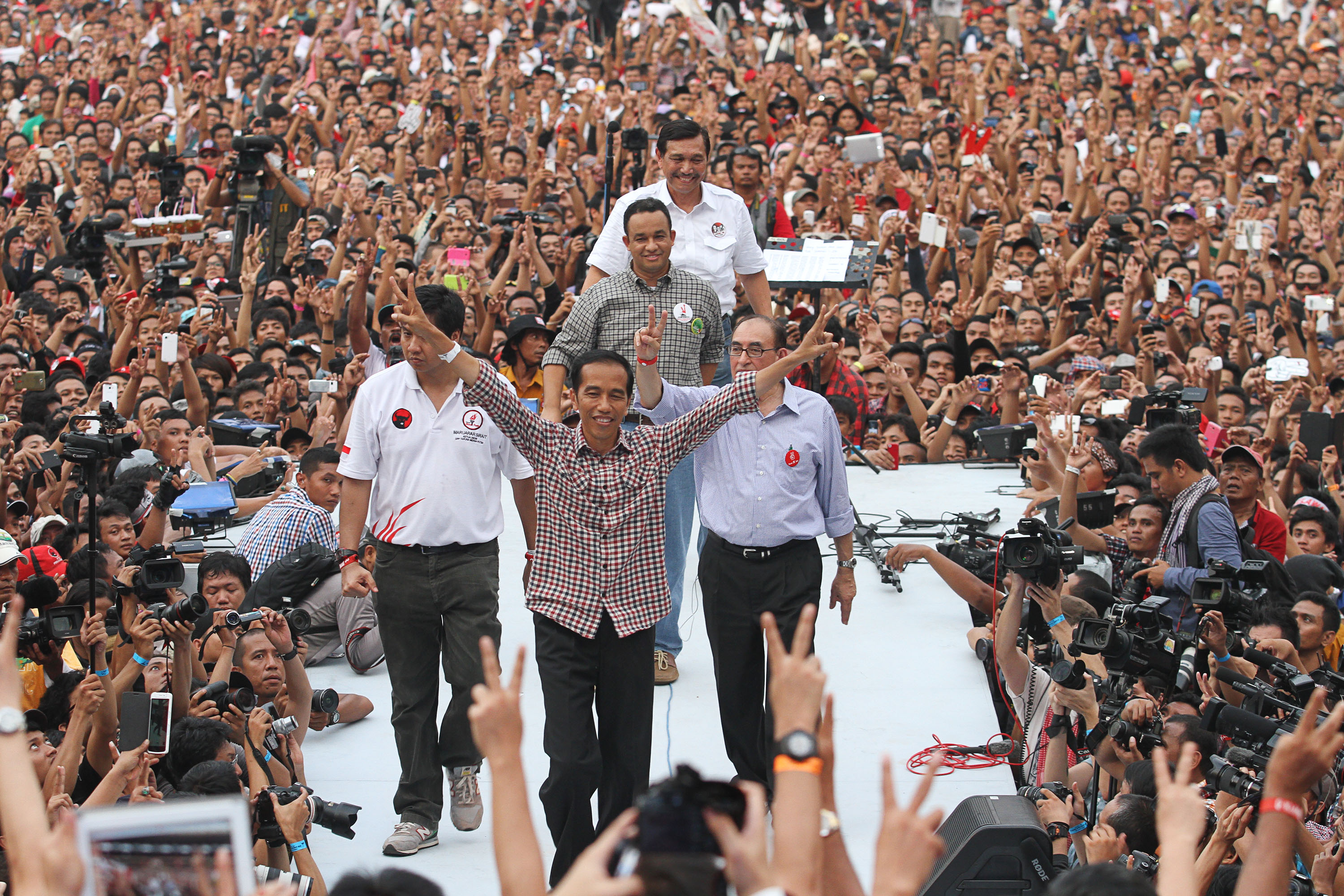 Pertempuran Para Relawan Anti dan Pendukung Jokowi