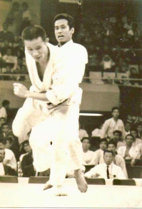 Tradisi Karate (2): Pecahnya Tangan Kosong