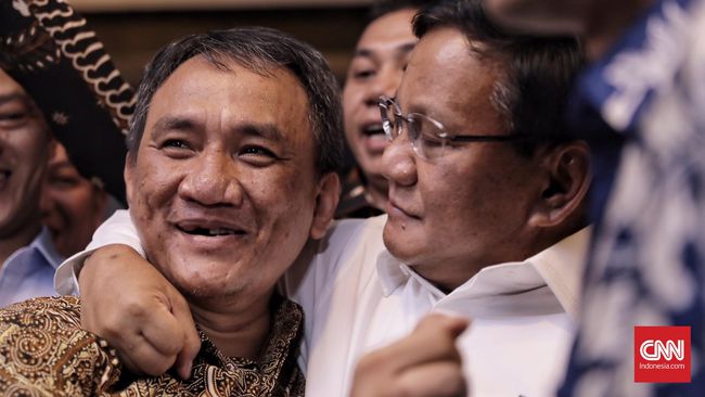 Pelukan Prabowo kepada Orang yang Menyebutnya "Jenderal Kardus"
